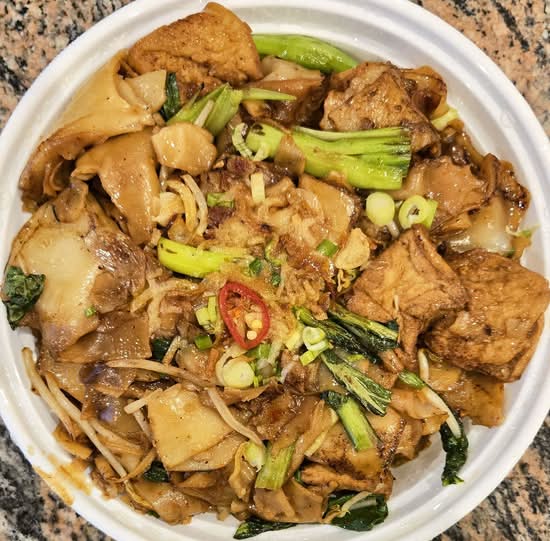 Black Peppered Beef Kway Teow ( 黑椒牛肉炒貴刁)